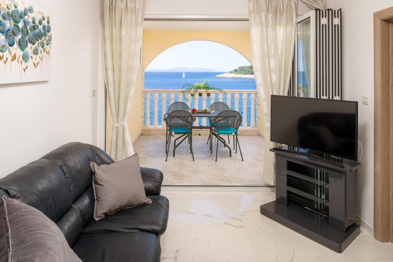 Luxury Bellavista Amazing Sea Holidays With Private Beach & Parking Milna  Exterior photo