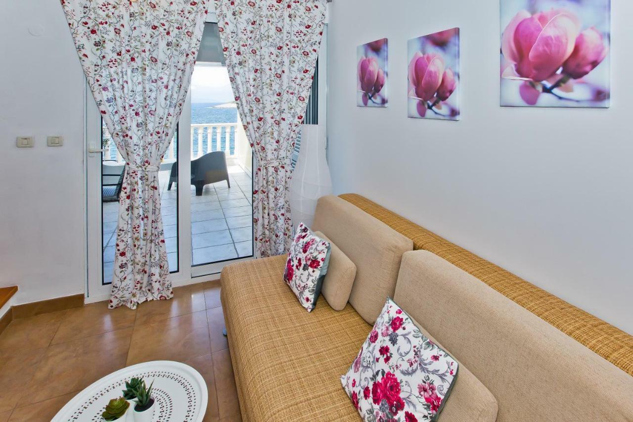 Luxury Bellavista Amazing Sea Holidays With Private Beach & Parking Milna  Exterior photo